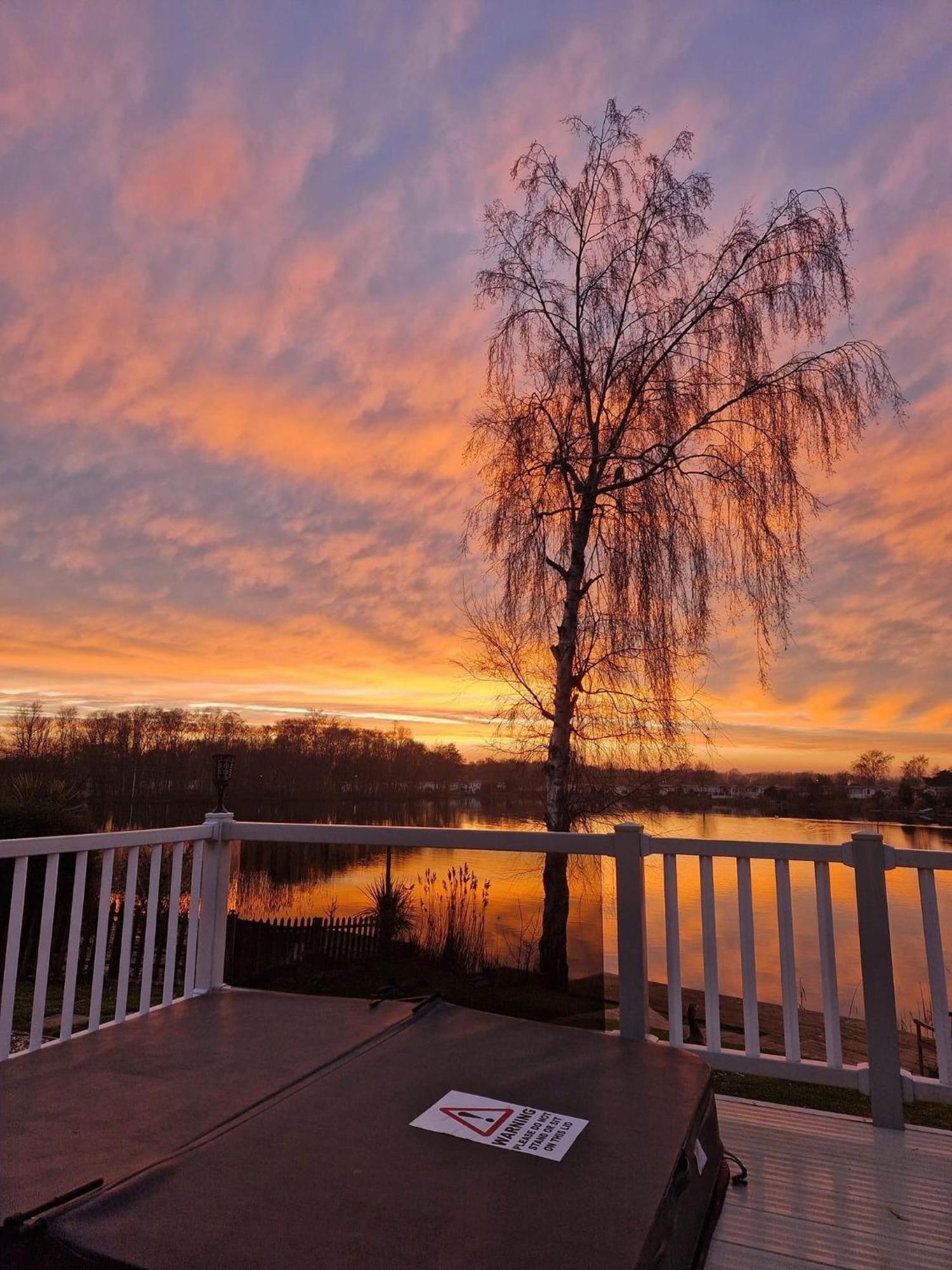 Tattershall Lakes Sunset View Caravan Lakeside, Hot Tub, Garden, Private Fishing Peg & Wifi Dış mekan fotoğraf